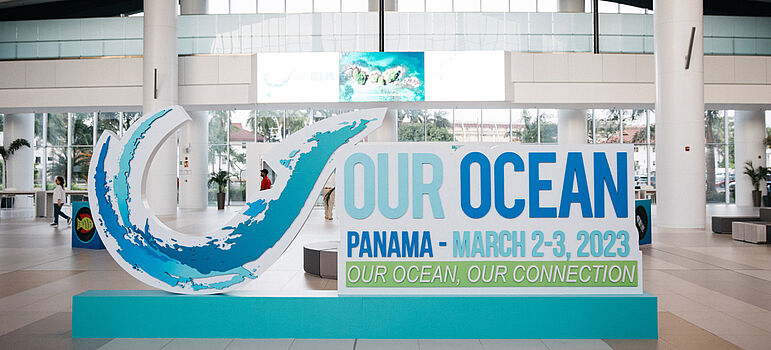 Der Eingangsbereich mit dem Logo der Our Ocean Conference.