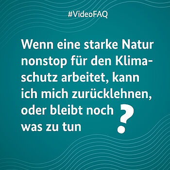 Ein türkises Bild auf dem die Frage "Wenn eine starke Natur nonstop für den Klimaschutz arbeitet, kann ich mich zurücklehnen, oder bleibt noch was zu tun?" steht.