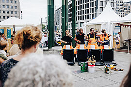 Rhythmisch, laut und bunt wurde es bei der atemberaubenden Percussion-Show der Groove Onkels mit ihren ungewöhnlichen Instrumenten: Mülltonnen. 