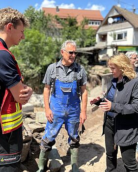 Bundesministerin Lemke im Gespräch mit zwei Personen