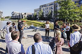 Bundesumweltministerin Steffi Lemke besichtigt das Wohnquartier 52° in Berlin-Köpenick.