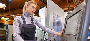 Arbeiterin an der industriellen Computersteuerung