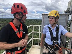 Bundesministerin Steffi Lemke auf dem ATTO-Überwachungsturm im Tropischen Regenwald.