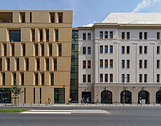 Straßenansicht. Ein Haus mit neuer und alter Fassade nebeneinander