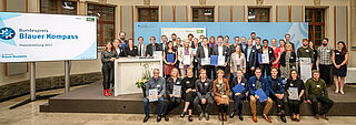 Gruppenbild der Gewinner des Bundespreises Blauer Kompass 2022 