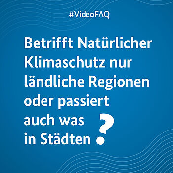 Ein blaues Bild auf dem die Frage "Betrifft Natürlicher Klimaschutz nur ländliche Regionen oder passiert auch was in Städten?" steht.