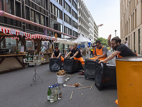 Die Groove Onkels sitzen auf Ihren Musikinstrumenten.