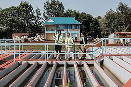 Steffi Lemke besichtigt eine Wasseraufbereitungsanlage