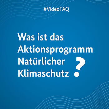 Ein blaues Bild auf dem die Frage "Was ist das Aktionsprogramm Natürlicher Klimaschutz?" steht.