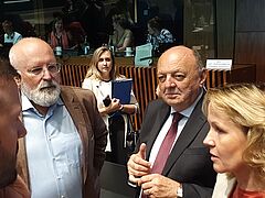 Steffi Lemke im Gespräch mit Frans Timmermans, Vize-Präsident der EU-Kommission, und dem italienischen Umweltminister Gilberto Pichetto Fratin