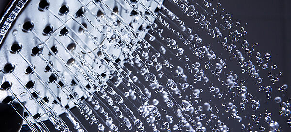Wasser stromt aus einer Duschbrause