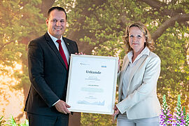 Steffi Lemke mit der Förderurkunde zum Naturschutzgroßprojekt Erzgebirgskreis