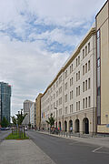 Ansicht einer Straße mit Fassade in hellbeige.