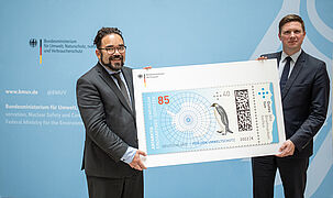 Übergabe der Sonderbriefmarke anlässlich der 44. Antarktisvertragsstaatenkonferenz
