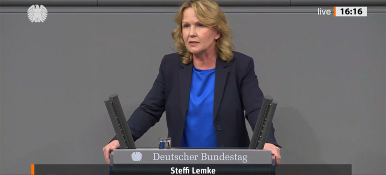 Steffi Lemke hält eine Rede im Bundestag.