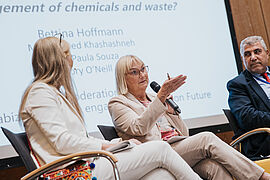 Staatssekretärin Dr. Bettina Hoffmann während der Podiumsdiskussion