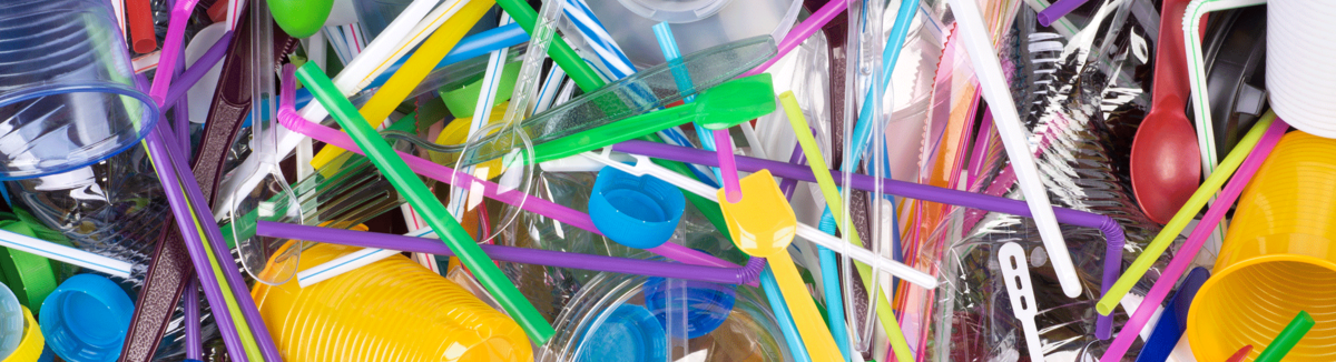 Einwegplastik: Strohhalme, Plastikbecher, Plastikbesteck