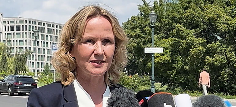 Statement von Steffi Lemke zum Klimaanpassungsgesetz Steffi Lemke vor Mikrofonen
