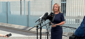 Steffi Lemke steht an Mikrofonen und beantwortet Fragen