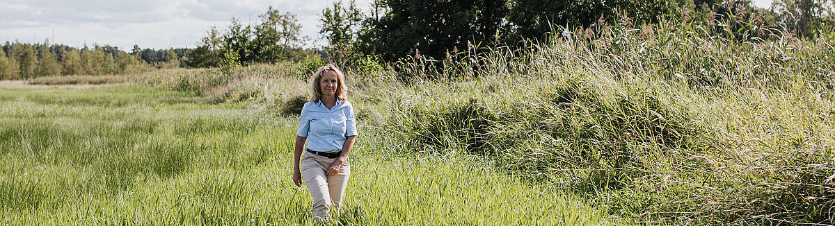 Steffi Lemke im Rahmen eines Moorbesuchs in den Möllmer Seewiesen bei Oranienburg (Brandenburg)