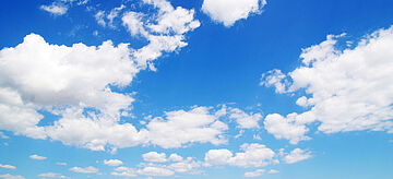 Ein lockeres Wolkenbild vor blauem Himmel.. Weitere Informationen siehe Bildunterschrift