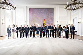 Gruppenbild der neu ernannten Ministerinnen und Minister sowie Bundeskanzler Friedrich Merz mit dem Bundespräsidenten Frank-Walter Steinmeier