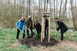 Bundesumweltministerin Steffi Lemke (links) mit Ursula Heinen-Esser (Mitte), Präsidentin der Schutzgemeinschaft Deutscher Wald (SDW) e.V., beim Pflanzen der Moorbirke.