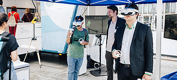 Menschen mit Virtual Reality Brillen