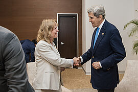 Bundesministerin Steffi Lemke hat bei der Konferenz John Kerry getroffen, der die OOC-Konferenzreihe als damaliger US-Außenminister im Jahr 2014 initiiert hat.
