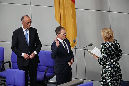 Carsten Schneider bei der Vereidigung im Bundestag mit Bundestagspräsidentin Julia Klöckner und Bundeskanzler Friedrich Merz 