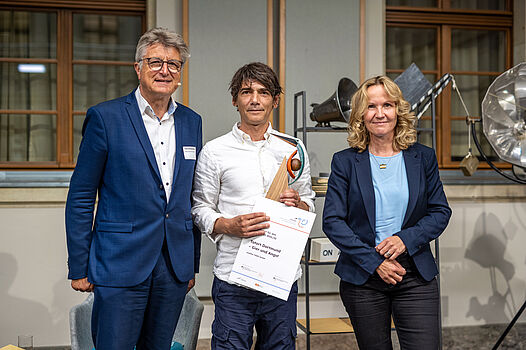 Steffi Lemke überreicht Eisvogel-Preis