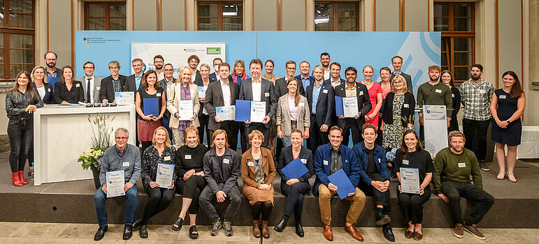 Gruppenbild bei der Preisverleihung Blauer Kompass