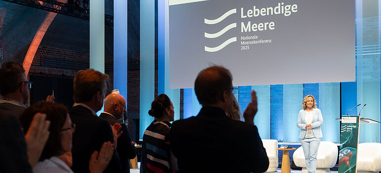 Steff Lemke bei ihrer Rede auf der Nationalen Meereskonferenz am 06. Mai 2025