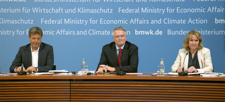 Robert Habeck, Bundesminister für Wirtschaft und Klimaschutz, Mathias Cormann, der Generalsekretär der Organisation für wirtschaftliche Zusammenarbeit und Entwicklung (OECD) und Bundesumweltministerin Steffi Lemke