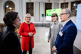 Yvonne Zwick (l-r), BAUM e.V., Bettina Hoffmann, Parlamentarische Staatssekretärin beim Bundesumweltministerin, Barbara Sanderson, TNFD, und David Craig, TNFD, bei der Auftaktveranstaltung der deutschen TNFD Consultation Group im BMUV.