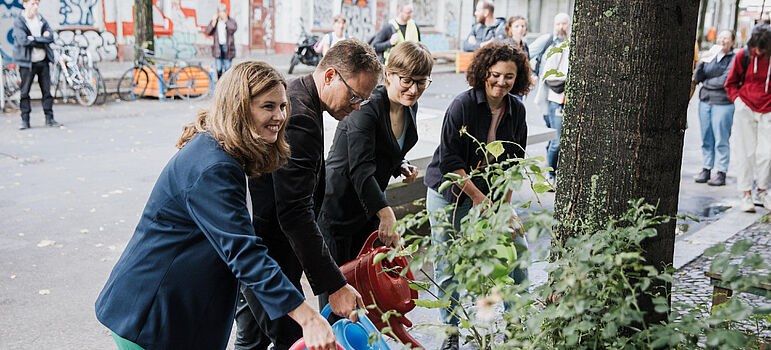 Bundesumweltminister Schneider startet Initiative für mehr Wasserspeicher und Abkühlung Carsten Schneider gießt einen Baum im Rahmen einer Bewässerungsaktion