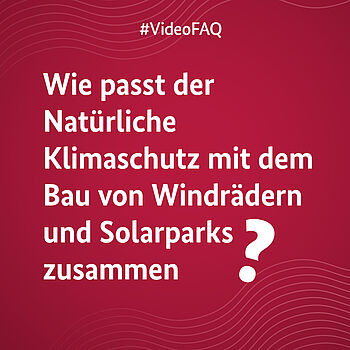 Ein rotes Bild auf dem die Frage "Wie passt der Natürliche Klimaschutz mit dem Bau von Windrädern und Solarparks zusammen?" steht.