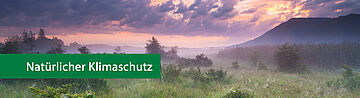 Natürlicher Klimaschutz; Bild: Berg- und Wiesenlandschaft im Sonnenuntergang