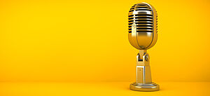 Mikrofon vor gelbem Hintergrund