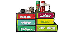 Stapel von Boxen, einem Megafon, einer Sprühdose und einem Stromzähler