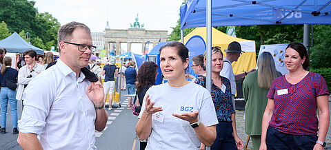 Carsten Schneider informiert sich beim Umweltfestival