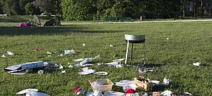 Müll nach dem Grillen im Park