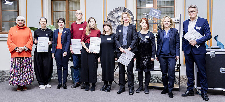 Gruppenbild: Nominierte mit Claudia Roth, Staatsministerin für Kultur und Medien, Steffi Lemke (BMUV, 2.v.r) und Fritz Brickwedde (r), Heinz Sielmann Stiftung