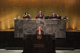 Steffi Lemke hält bei der UN-Weltwasserkonferenz eine Rede auf dem Podium.