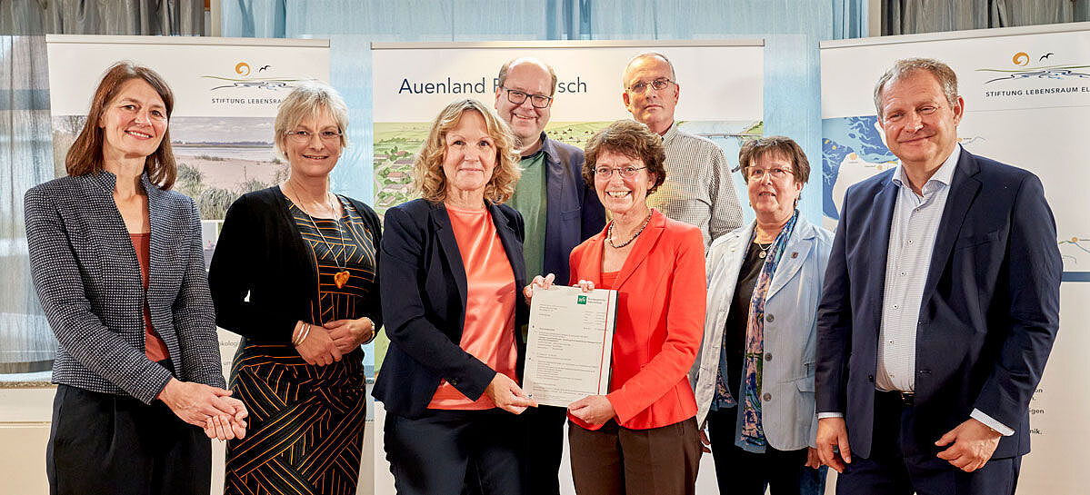 Foto: Bundesumweltministerium., 26.10.2023: Bundesumweltministerin Steffi Lemke überreicht einen Zuwendungsbescheid über rund 6,9 Millionen Euro an Dr. Elisabeth Klocke, Vorständin der Stiftung Lebensraum Elbe (beide Bildmitte). Hinter ihnen: Christian Meyer, Niedersachsens Minister für Umwelt, Energie und Klimaschutz.Ganz links: Miriam Staudte, Niedersachsens Ministerin für Ernährung, Landwirtschaft und Verbraucherschutz. 