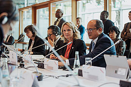 Bundesumweltministerin Steffi Lemke an einem Tisch mit Mikrofonen