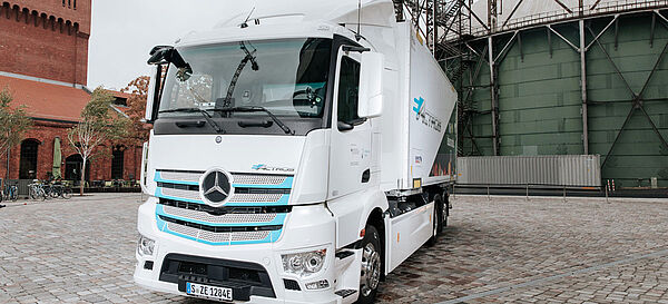 Elektro-Lastwagen an der langen Leine