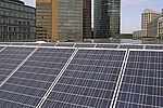 Ansicht von Photovoltaikmodulen auf dem Dach, im Hintergrund die großen Neubauten des Potsdamer Platzes