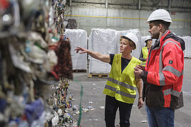 Steffi Lemke und Christian Hündgen in der Recyclinganlage