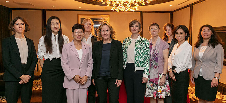 Steffi Lemke steht mit Teilnehmerinnen des Womens Leader Lunch in einer Reihe